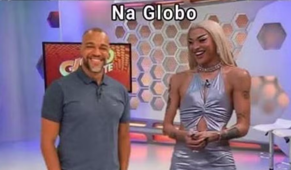 Na imagem compartilhada, Renata Fan aparece ao lado de Denílson com a legenda: 
