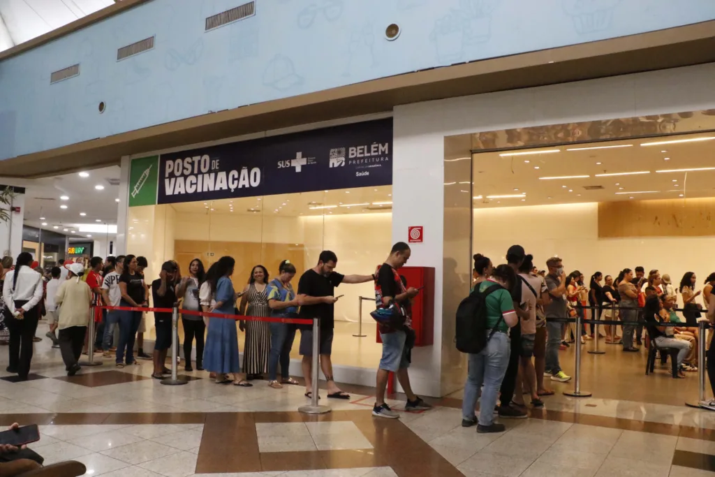 Com o intuito de facilitar o acesso da população à imunização, a Prefeitura de Belém promoveu mutirões de vacinação contra gripe (Influenza) e Covid-19, organizados em quatro shoppings da capital, pontos estratégicos da cidade. Fotos: Antonio Melo Com o intuito de facilitar o acesso da população à imunização, a Prefeitura de Belém promoveu mutirões de vacinação contra gripe (Influenza) e Covid-19, organizados em quatro shoppings da capital, pontos estratégicos da cidade. Fotos: Antonio Melo