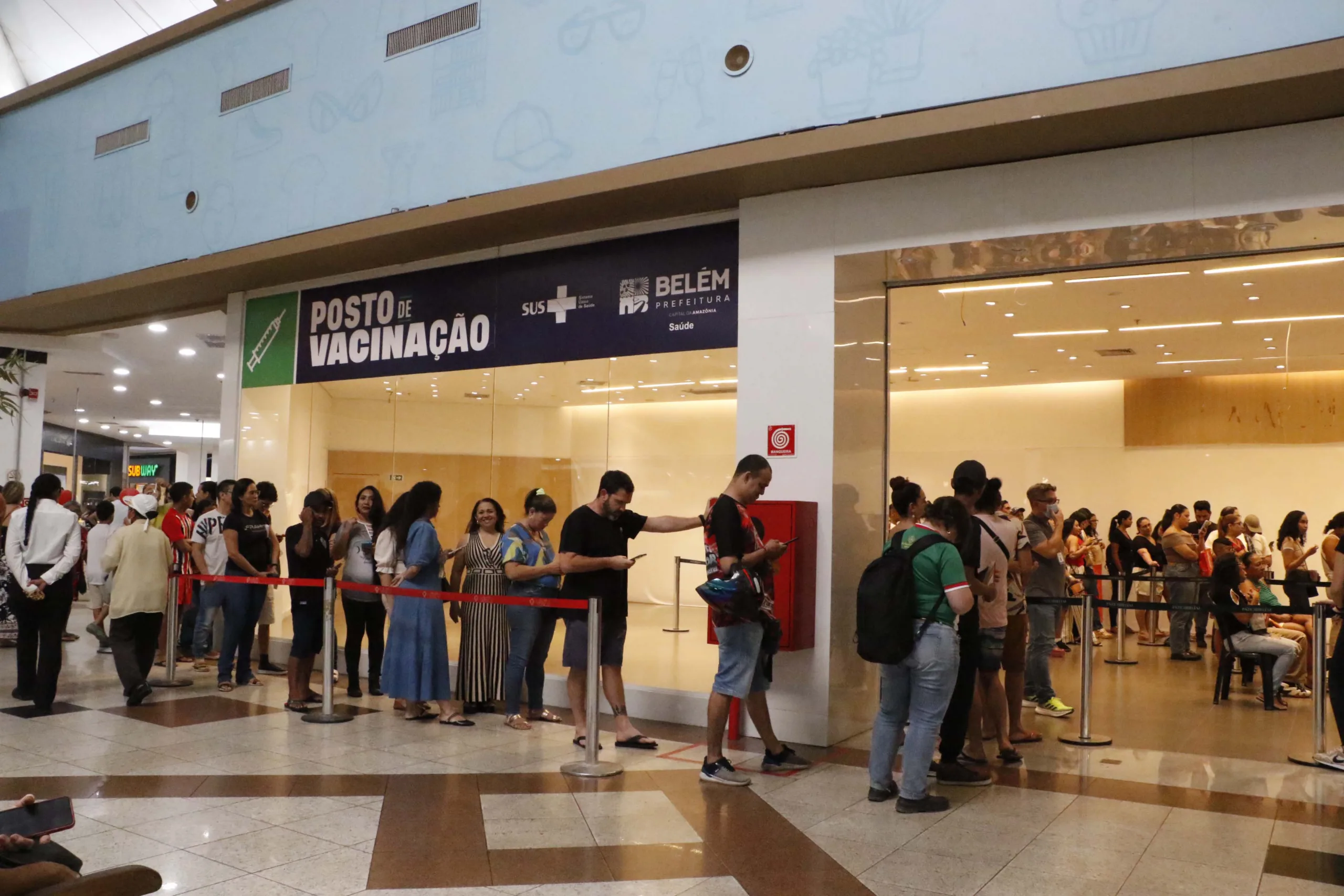 Com o intuito de facilitar o acesso da população à imunização, a Prefeitura de Belém promoveu mutirões de vacinação contra gripe (Influenza) e Covid-19, organizados em quatro shoppings da capital, pontos estratégicos da cidade. Fotos: Antonio Melo