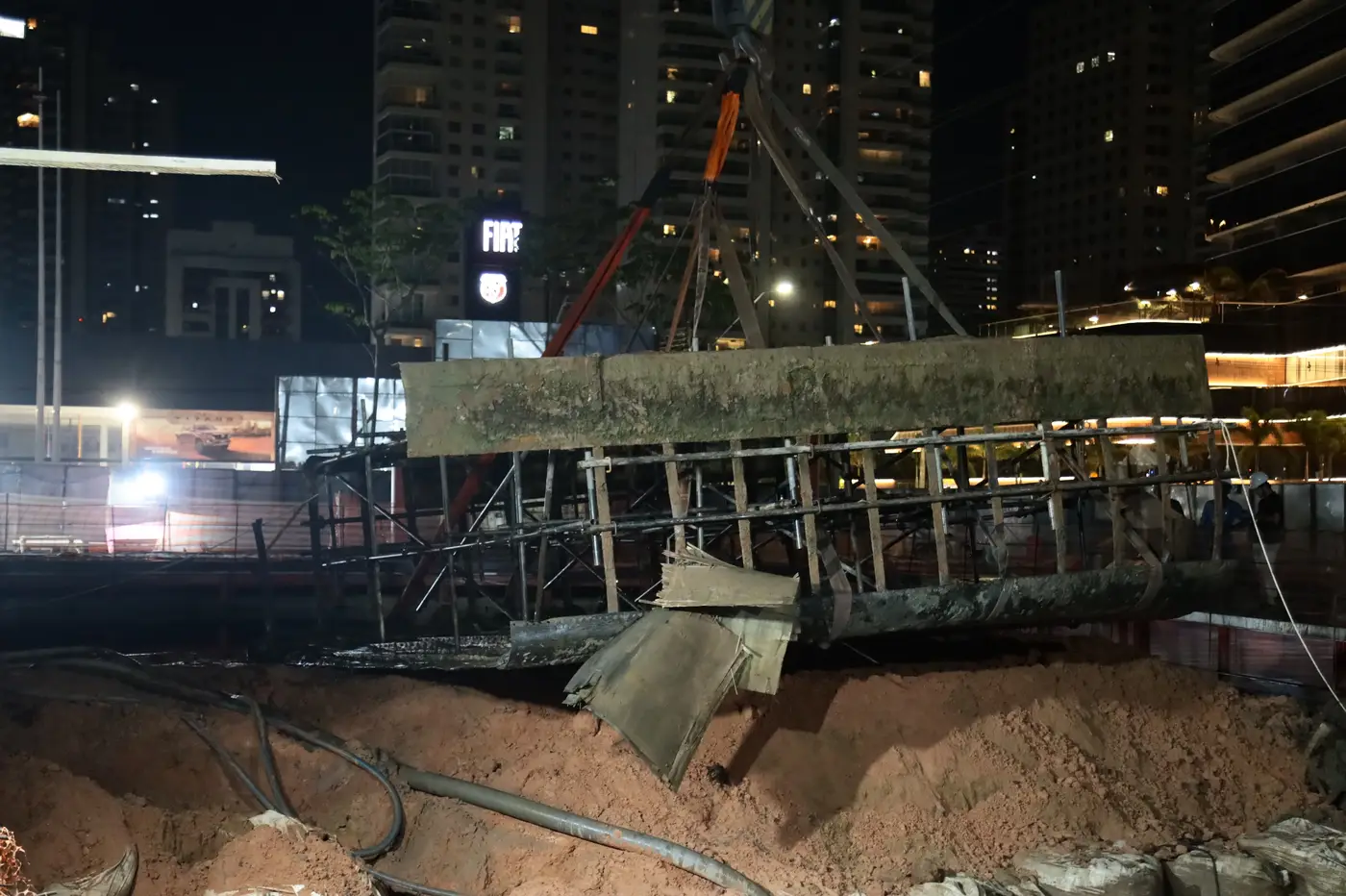 Descubra os detalhes impressionantes da antiga embarcação metálica encontrada durante as obras da Nova Doca em Belém.