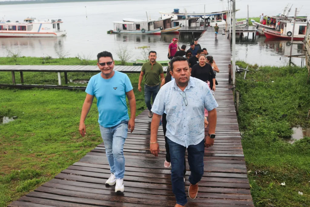 A entrega da ambulancha reflete o compromisso da Prefeitura e da Secretaria de Saúde em levar dignidade e cuidados médicos às comunidades mais distantes,