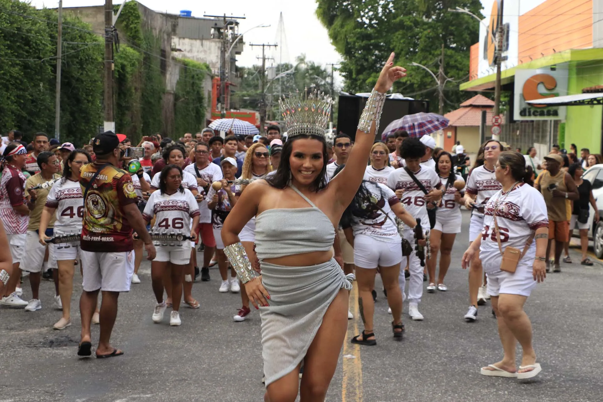 Conheça os primeiros gritos de Carnaval das escolas de samba de Belém. O Rancho Não Posso Me Amofinar traz tradição e emoção para a festa.