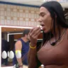 A musa fitness Gracyanne Barbosa, de 41 anos, mal entrou no Big Brother Brasil 25, nesta segunda-feira (13), e logo chamou a atenção ao devorar 9 ovos na cozinha VIP