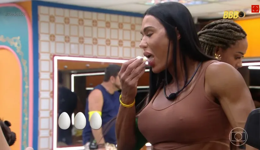 A musa fitness Gracyanne Barbosa, de 41 anos, mal entrou no Big Brother Brasil 25, nesta segunda-feira (13), e logo chamou a atenção ao devorar 9 ovos na cozinha VIP