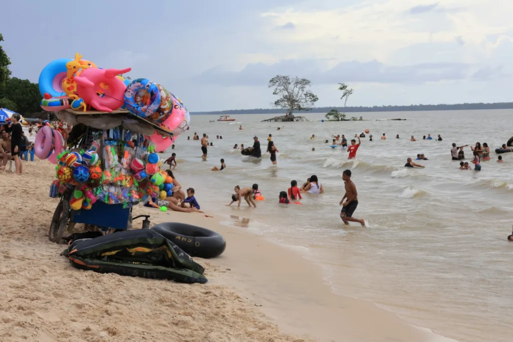 Ao lado, na Praia do Amor, a movimentação também foi intensa, o que fez a alegria de muitos comerciantes. 