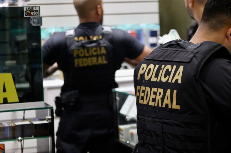 Provas objetiva e discursiva do concurso da PF (Polícia Federal) ocorrem neste domingo (27). Quase 220 mil candidatos disputam 1.000 vagas para agente, delegado, escrivão, perito criminal e papiloscopista
