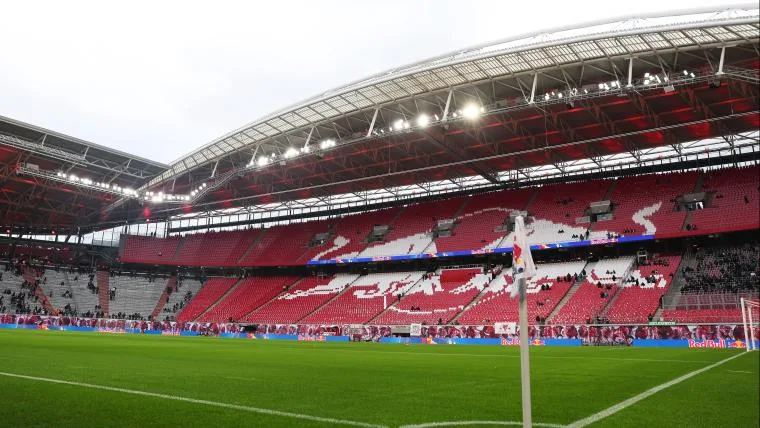 Confronto entre RB Leipzig e St. Pauli na Red Bull Arena. Assista ao jogo domingo, às 13h30, com transmissão do Nosso Futebol.