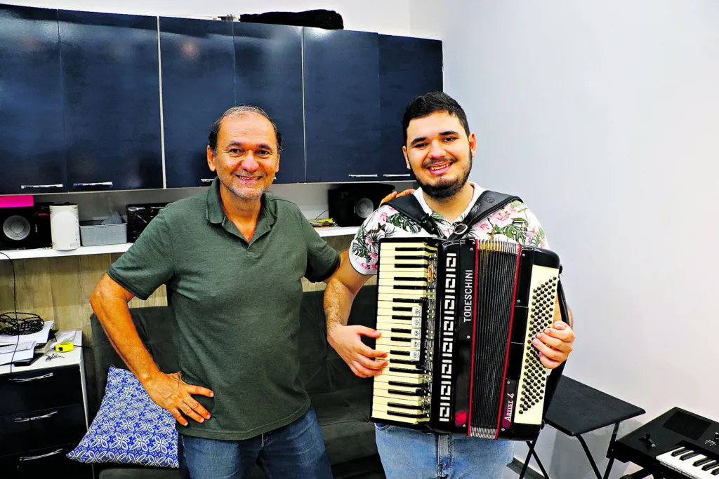 Cauê portador do  aspectro Autista usa essas ferramenta musicais  como recurso terapêuticos, ele toca Violão, Teclado e Acordeon além de cantar, assim ele desenvolve as habilidades em geral. Seu pai  é o maor incentivador.
Cauê e Nilton Magalhães(pai)

Foto celso Rodrigues/ Diário do Pará.