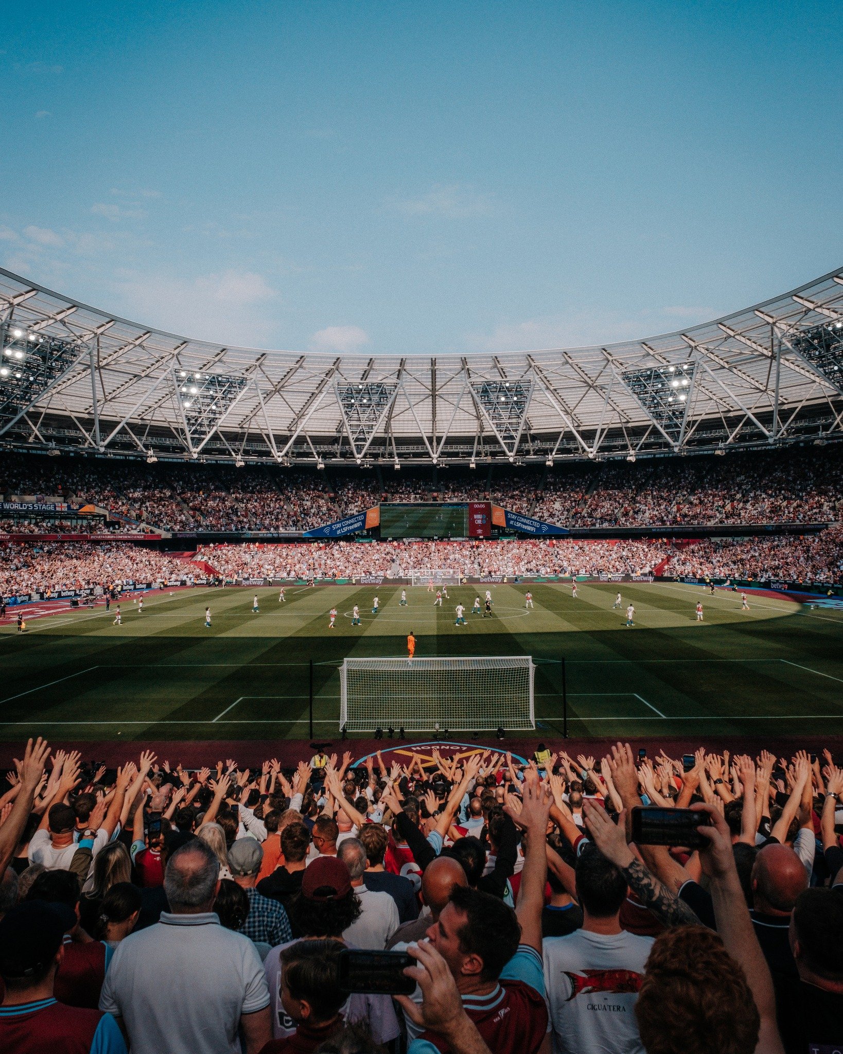 Acompanhe o confronto West Ham x Leicester pela Premier League. Jogo crucial na luta contra o rebaixamento.