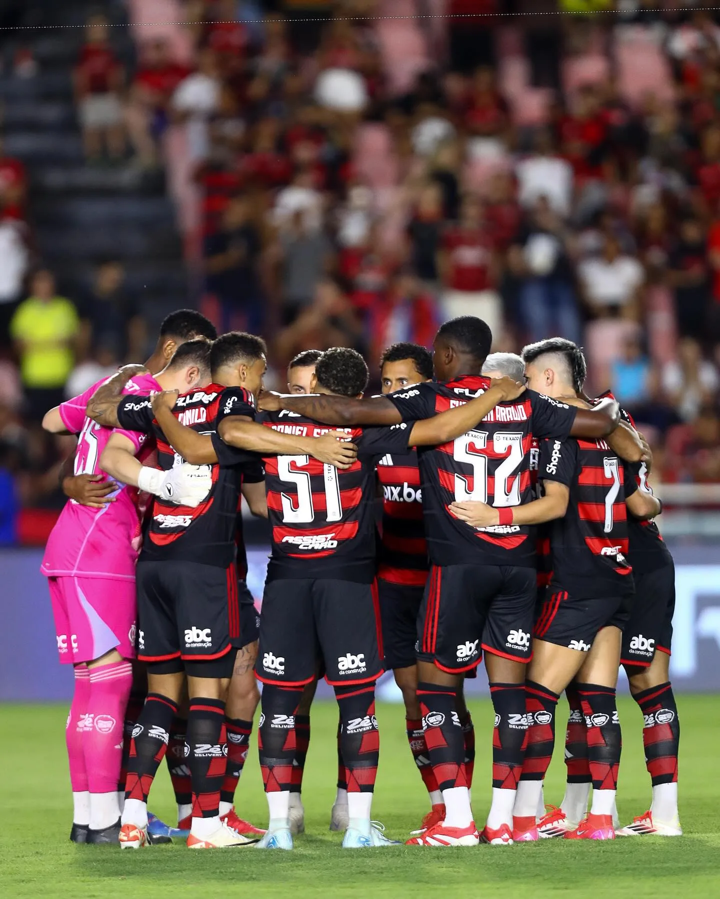 Flamengo domina a Portuguesa e vence por 5 a 0. Confira os destaques da partida e a liderança do Flamengo no Campeonato Carioca.