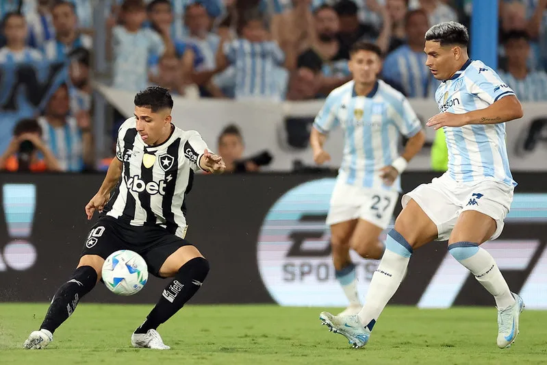 Racing vence o Botafogo por 2 a 0 na Recopa Sul-Americana. Descubra os detalhes do jogo e os próximos desafios.