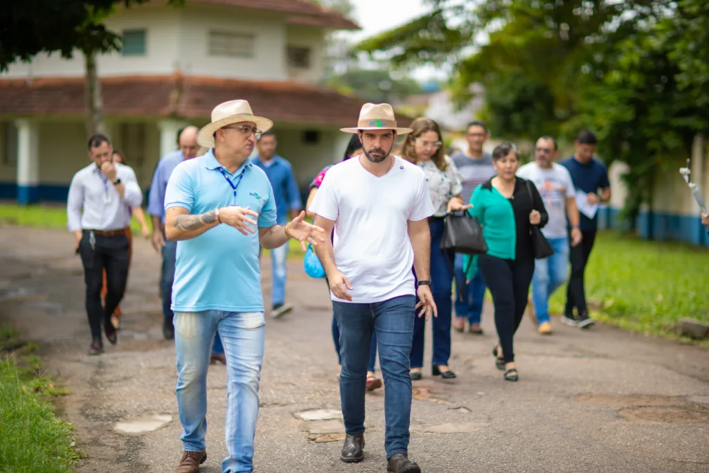 O chefe-geral da Embrapa, Walkymário Lemos, apresentou o espaço onde vai funcionar o abrigo ao prefeito Igor Normando. Foto: Ag. Belém O chefe-geral da Embrapa, Walkymário Lemos, apresentou o espaço onde vai funcionar o abrigo ao prefeito Igor Normando. Foto: Ag. Belém
