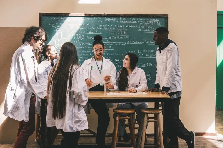 Aprenda sobre a nova lei que restringe o uso de celulares nas escolas e suas implicações para o aprendizado e saúde mental dos alunos.