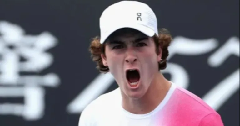 Nesta segunda-feira (24), o jovem brasileiro João Fonseca enfrenta um grande desafio no Miami Open: medirá forças com o australiano Alex de Minaur