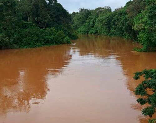 Rompimento de barragem de rejeitos de mineração no Amapá causa devastação ambiental e estado de calamidade pública.