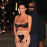 Participação de Bianca Censori no Grammy 2025 gera repercussão. Saiba mais sobre a esposa de Kanye West e seu vestido polêmico.