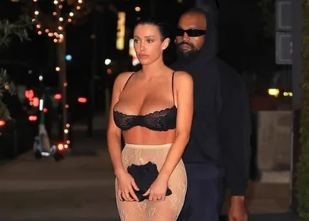 Participação de Bianca Censori no Grammy 2025 gera repercussão. Saiba mais sobre a esposa de Kanye West e seu vestido polêmico.