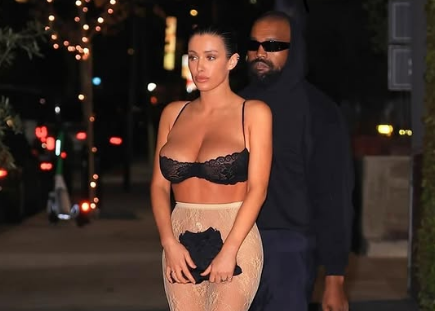 A polêmica aparição de Bianca Censori, esposa de Kanye West, nua no tapete vermelho do Grammy 2025, gera rebuliço e discussão.