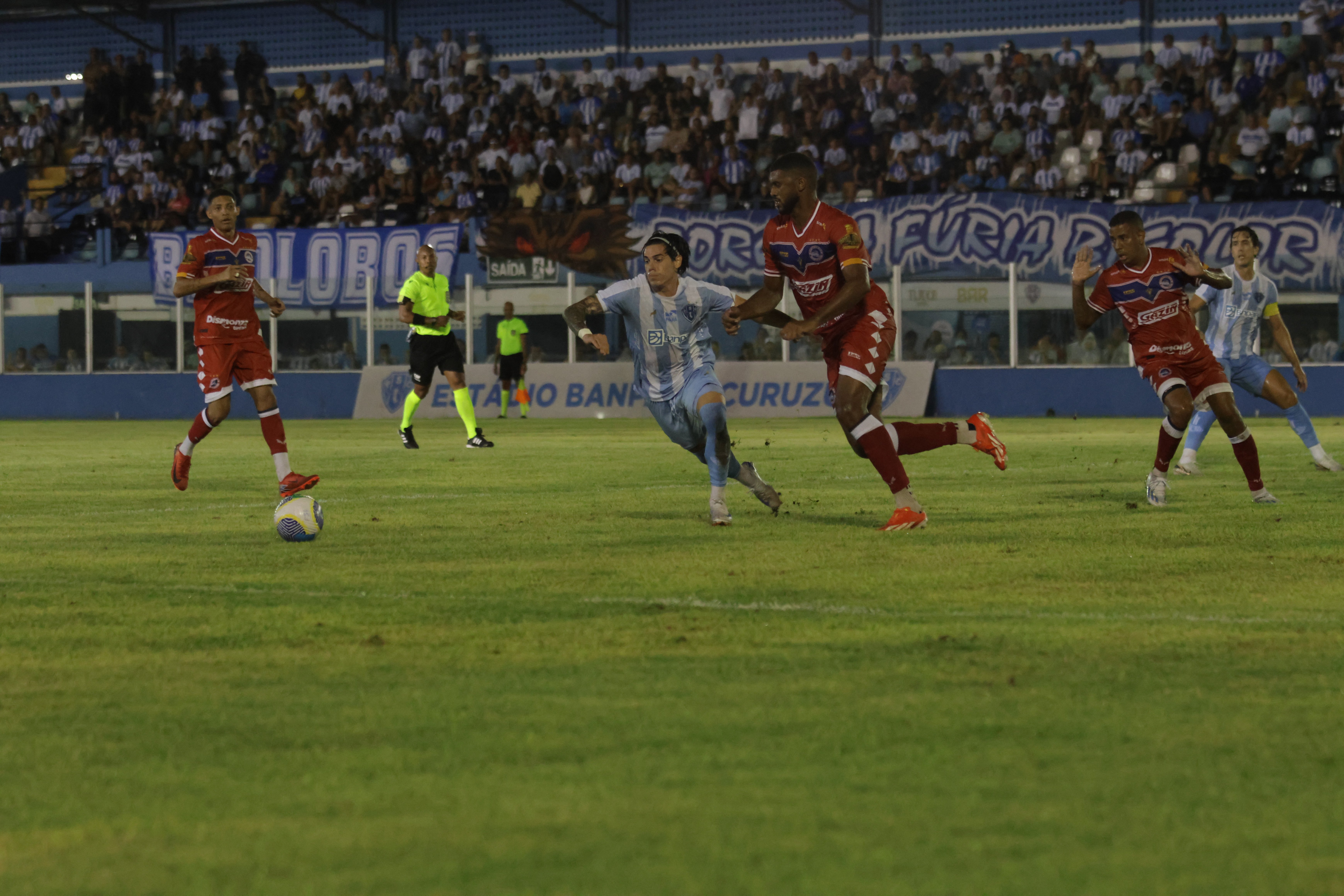 Paysandu e a situação do gramado da Curuzu: jogadores analisam como as condições afetam o estilo de jogo e as ações da equipe.