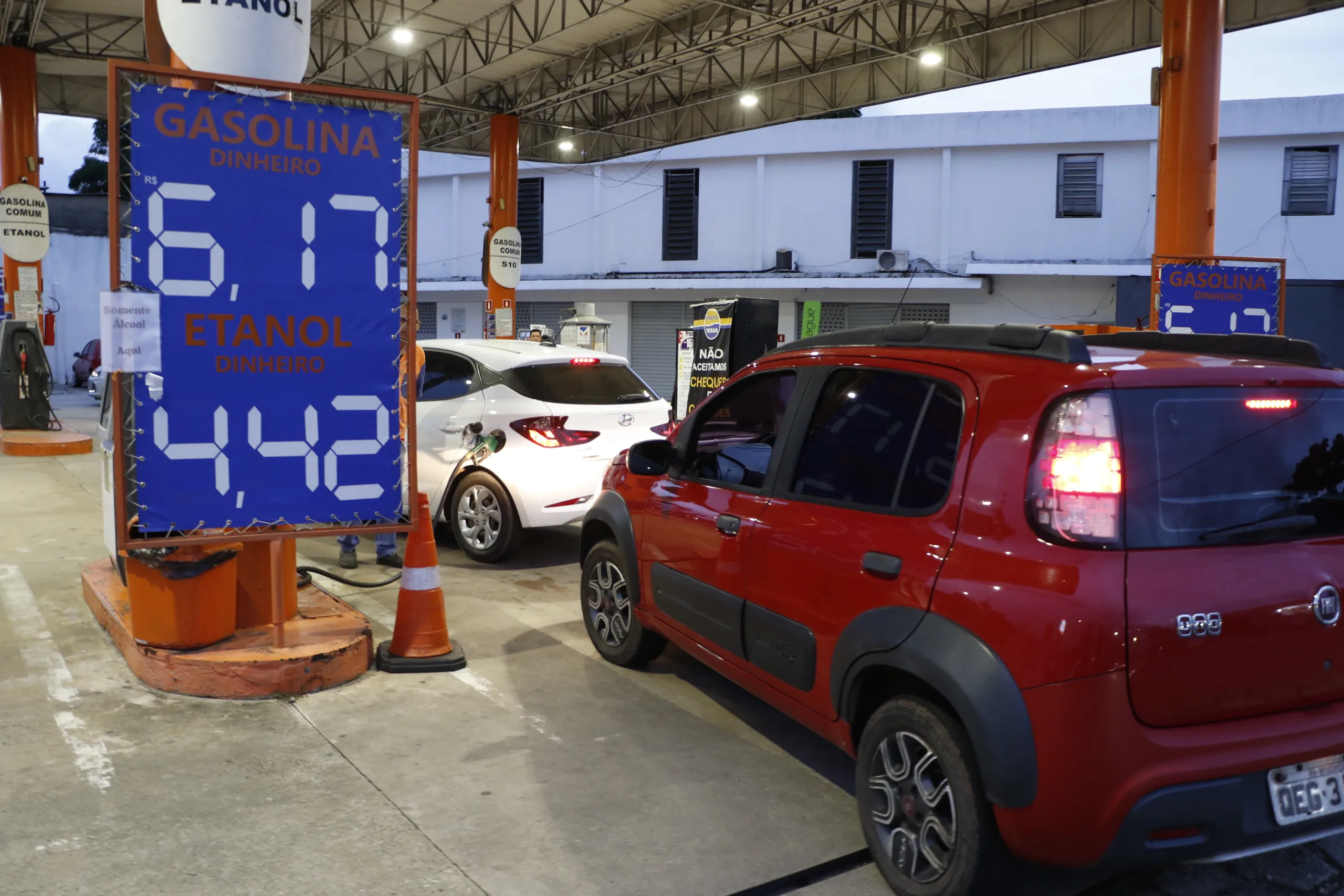 Os preços da gasolina em Belém varia entre R$ 6,17 e R$ 7,89, dependendo da forma de pagamento. Thiago (abaixo) diz que vai usar mais o etanol FOTOS: RICARDO AMANAJÁS