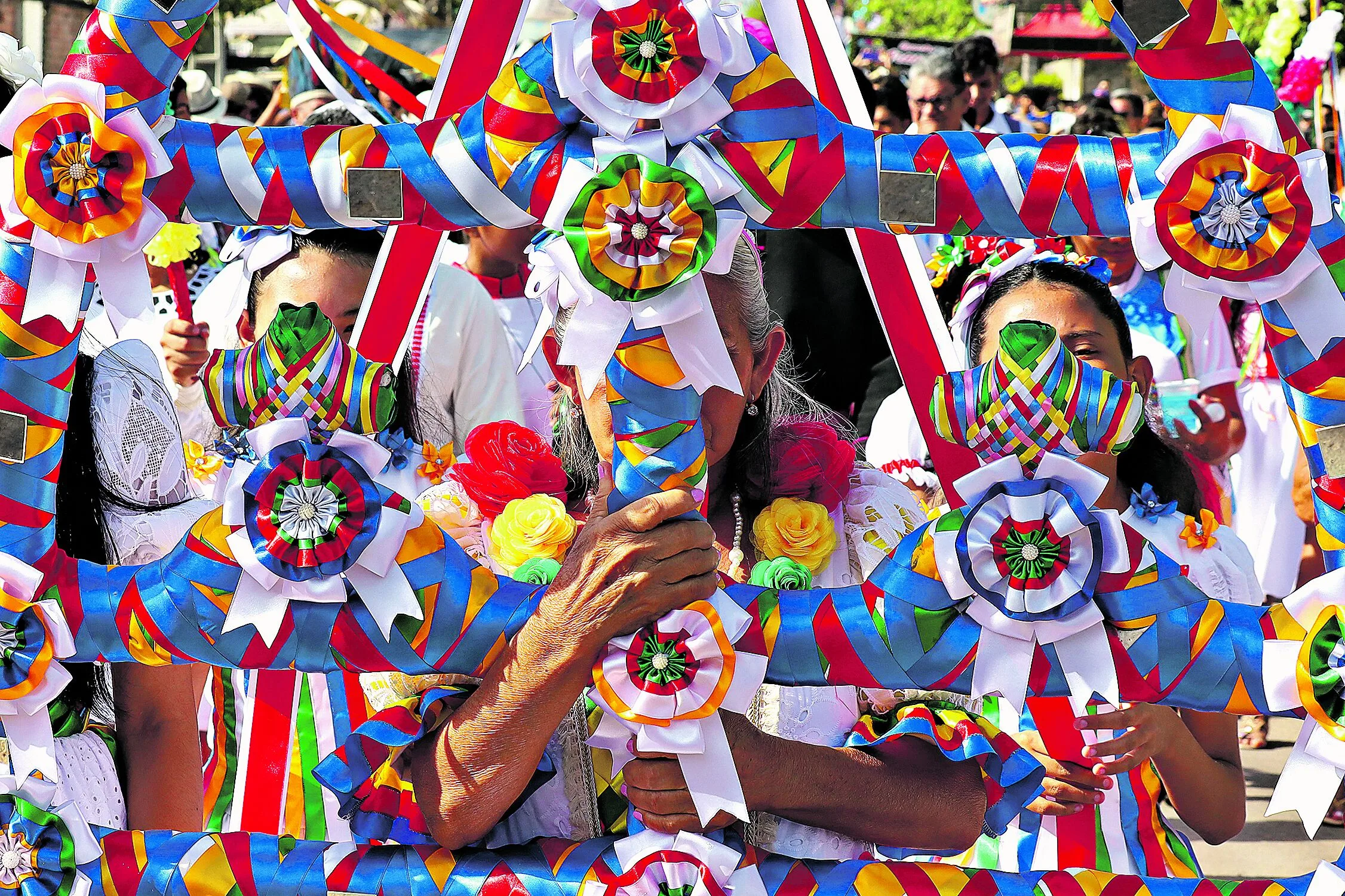 A exposição itinerante “Sairé - Celebração, louvor e disputa dos Botos”, do fotógrafo paraense Alexandre Baena, abre oficialmente no Senado.