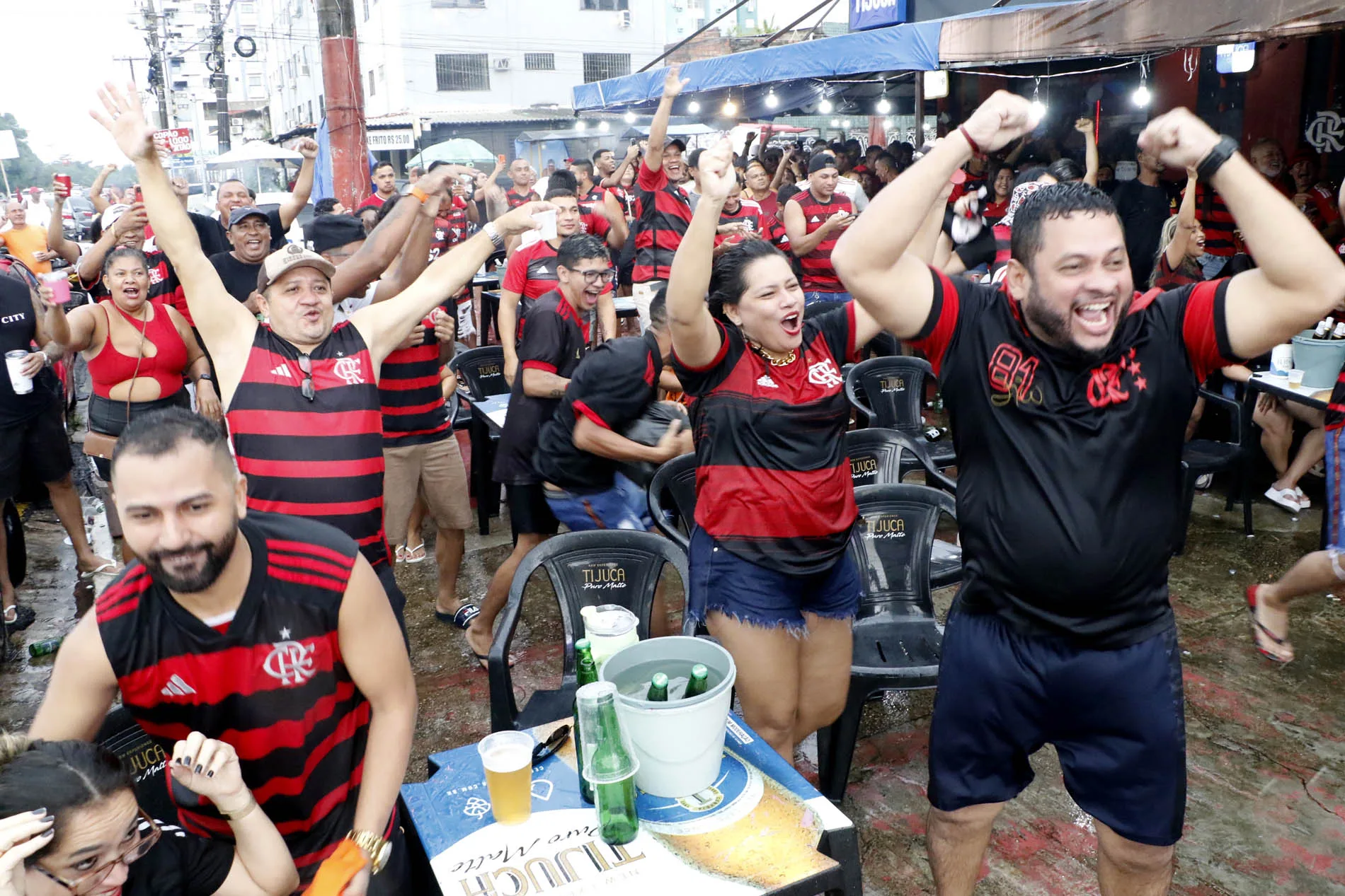 Intensa movimentação nos bares e restaurantes de Belém durante a final da Supercopa Rei entre Flamengo e Botafogo.