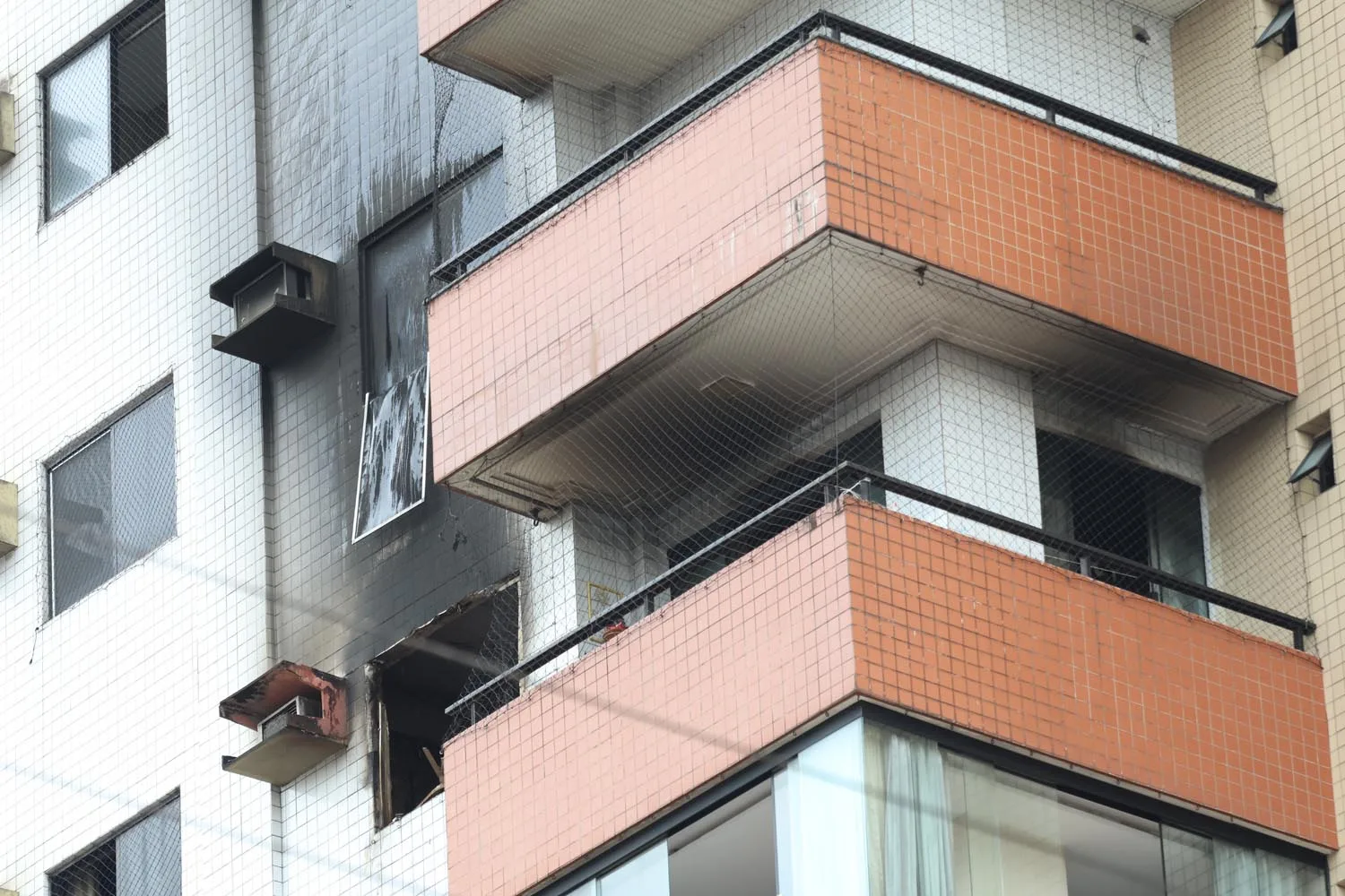 Um incêndio de grandes proporções atingiu um apartamento em Belém. Descubra os detalhes e causas do incêndio.