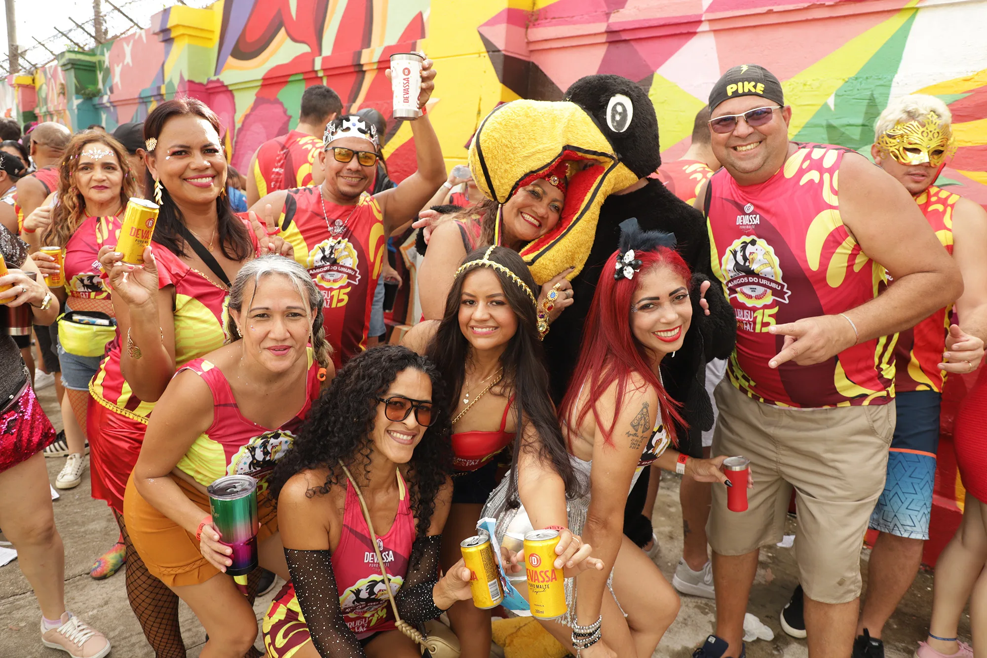 Descubra a história do Bloco Amigos do Urubu que arrastou centenas de foliões para o Carnaval 2025 em Belém.