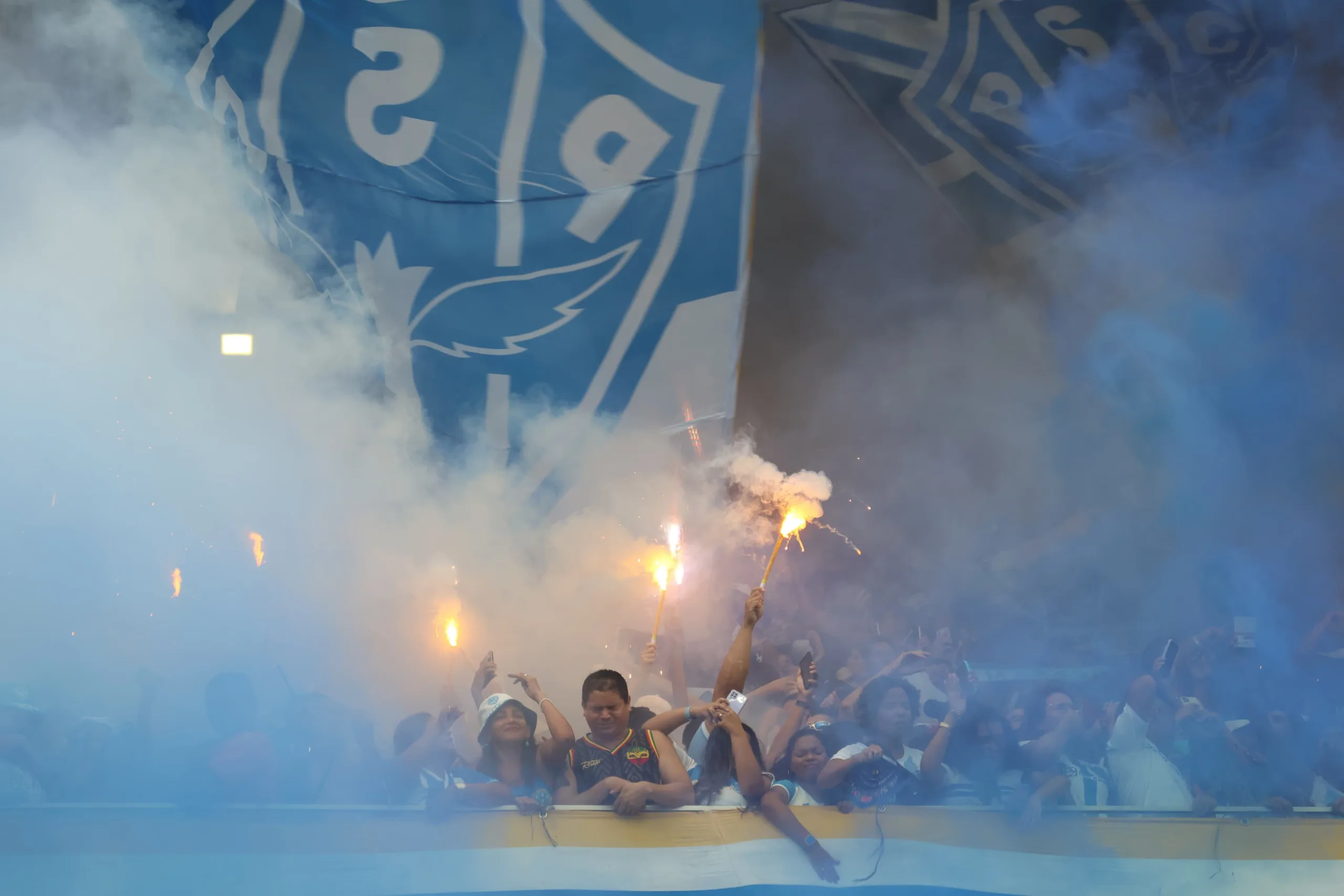 Remo e Paysandu juntos em um clássico emocionante. Descubra como 50 mil torcedores celebraram no Mangueirão.