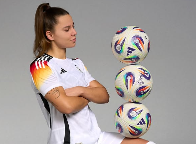 Descubra a história de Lena Oberdorf, meio-campista do Bayern de Munique. Conheça suas conquistas e como ela supera o sexismo no esporte.