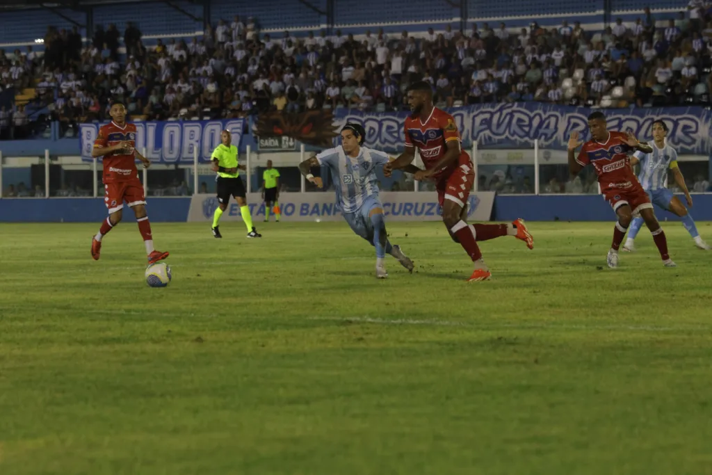 Paysandu e a situação do gramado da Curuzu: jogadores analisam como as condições afetam o estilo de jogo e as ações da equipe.