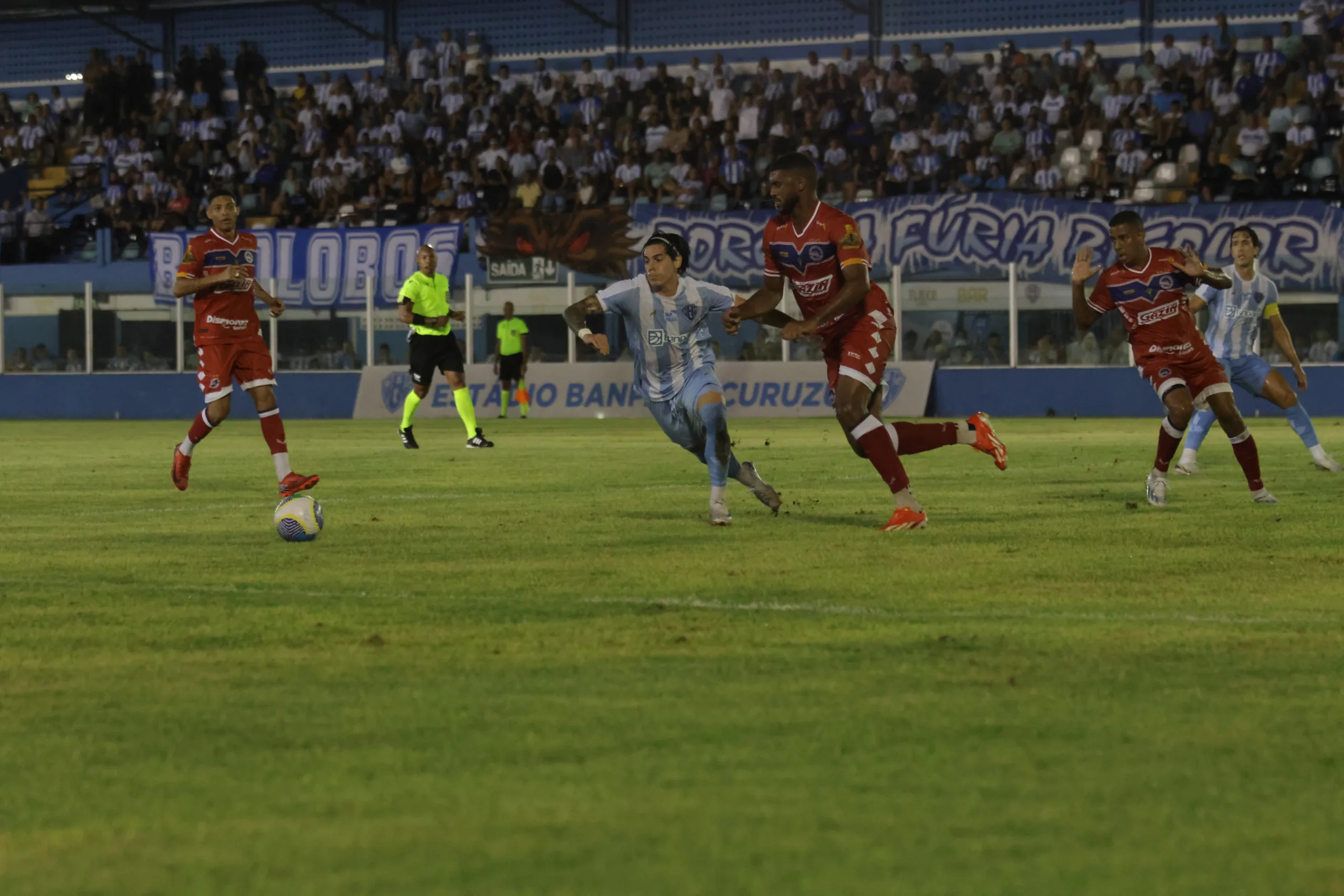 Paysandu e a situação do gramado da Curuzu: jogadores analisam como as condições afetam o estilo de jogo e as ações da equipe.