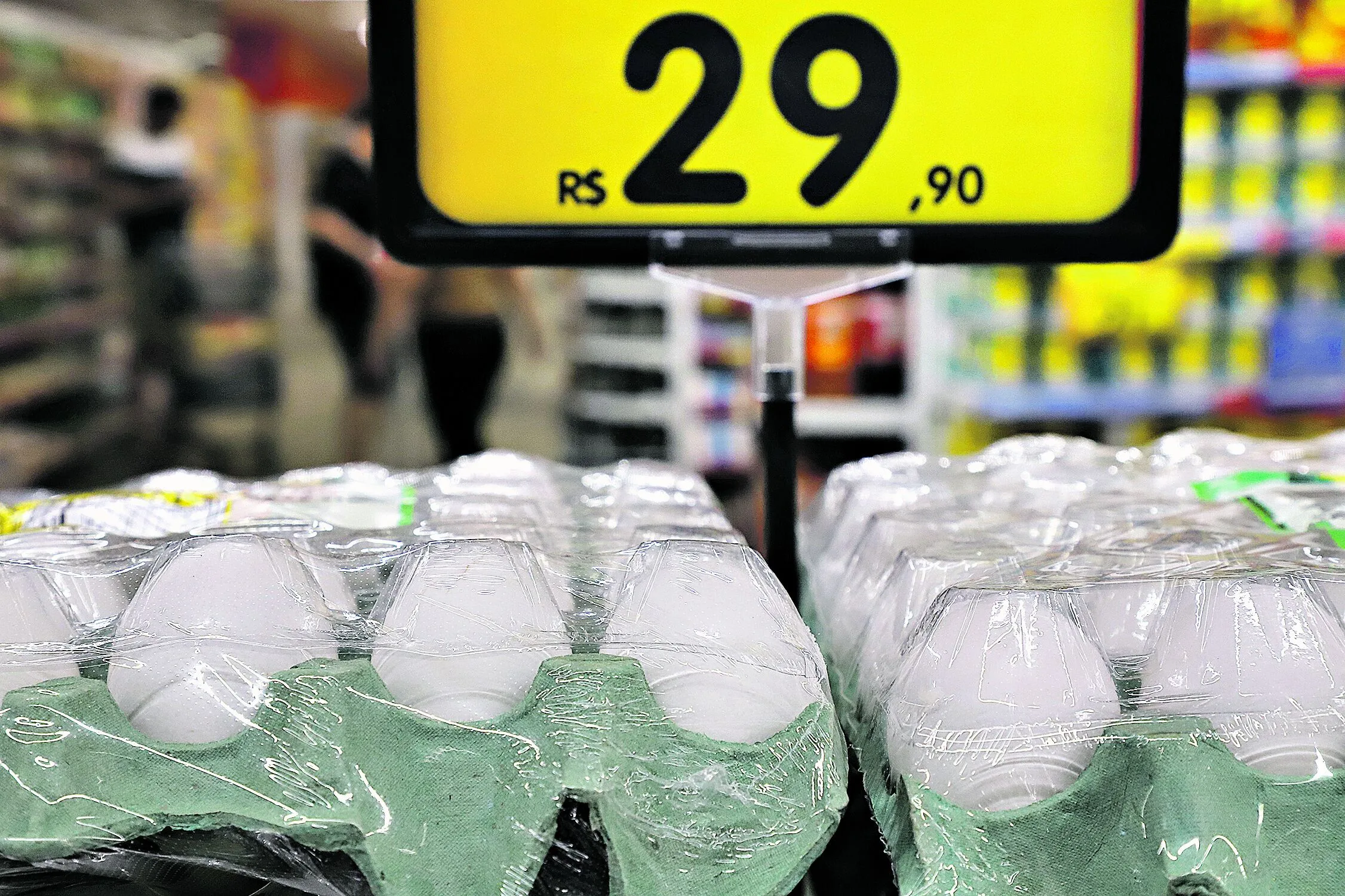 Segundo o Dieese, altas temperaturas registradas no país no último ano afetaram diretamente a produção das galinhas e a oferta de ovos, pressionando os preços 

Foto: Mauro Ângelo/ Diário do Pará.