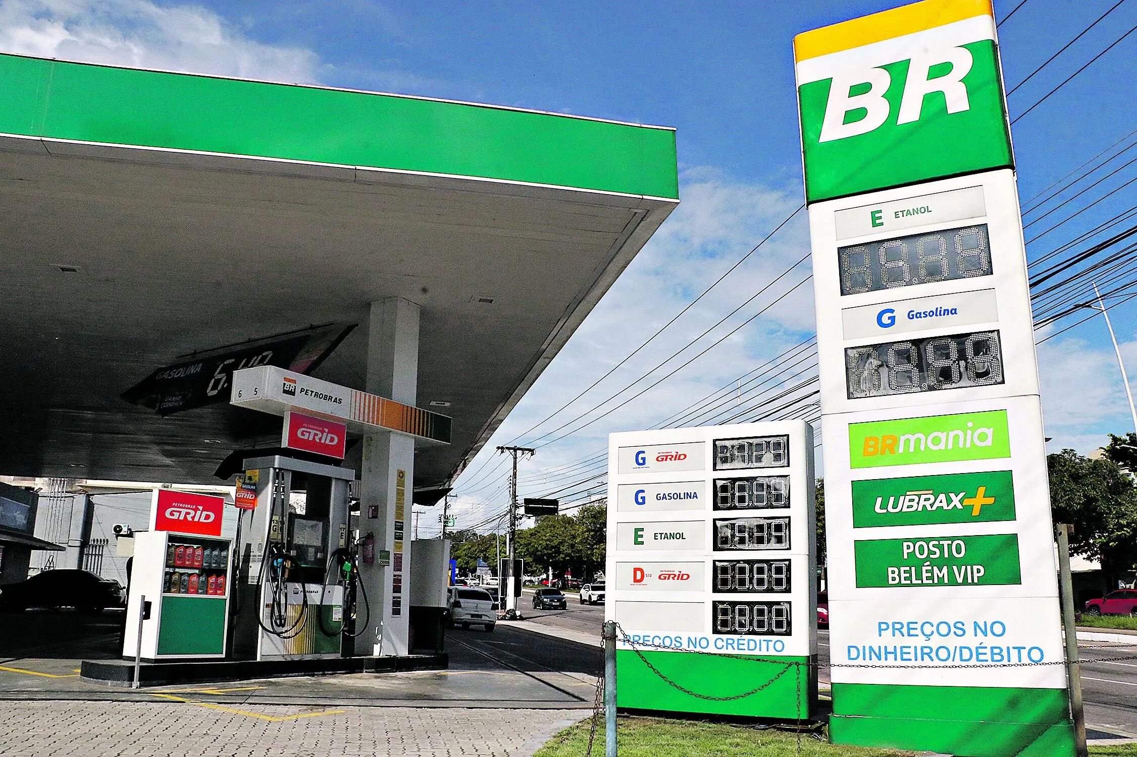 Entenda as razões por trás do aumento no preço da gasolina e como a alteração do ICMS afeta o bolso dos condutores de veículos.