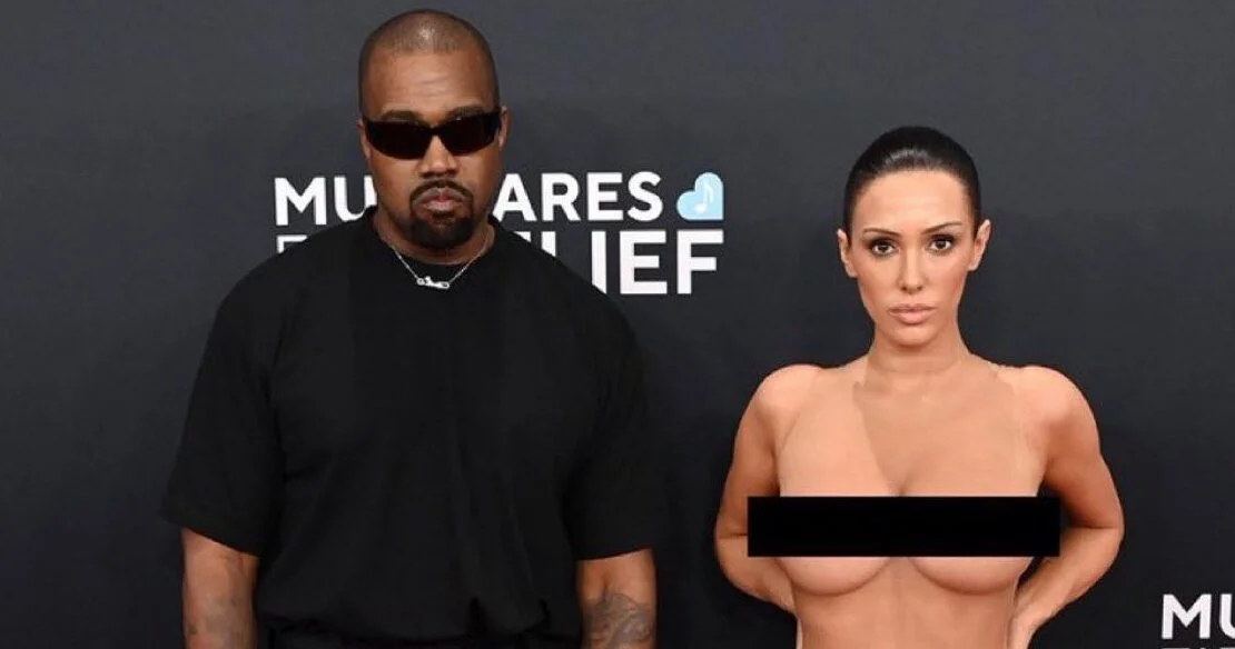 Nudez e expulsão no Grammy Awards: Kanye West e Bianca Censori são protagonistas de controvérsia. Descubra o que aconteceu!