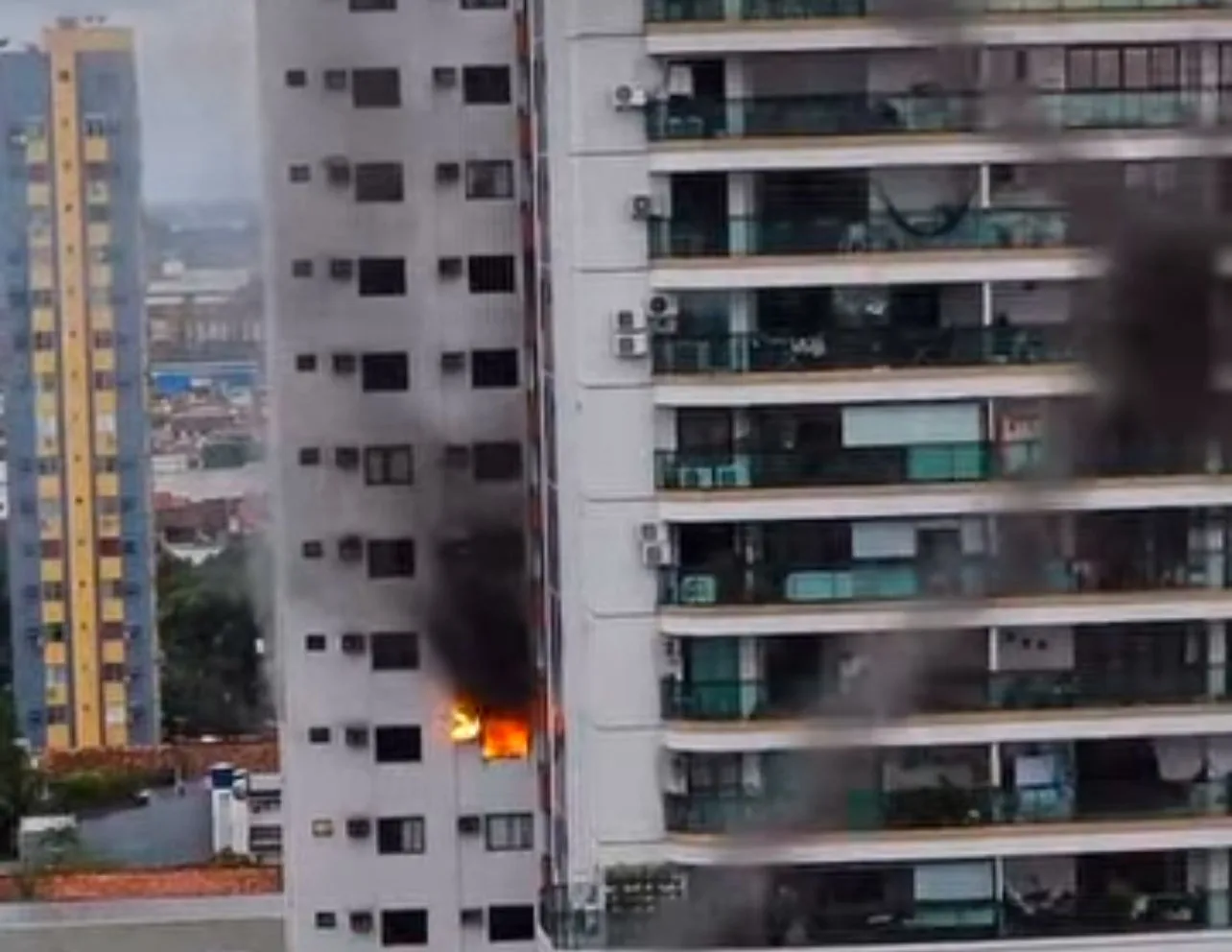 Incêndio atinge apartamento em prédio no bairro do Marco