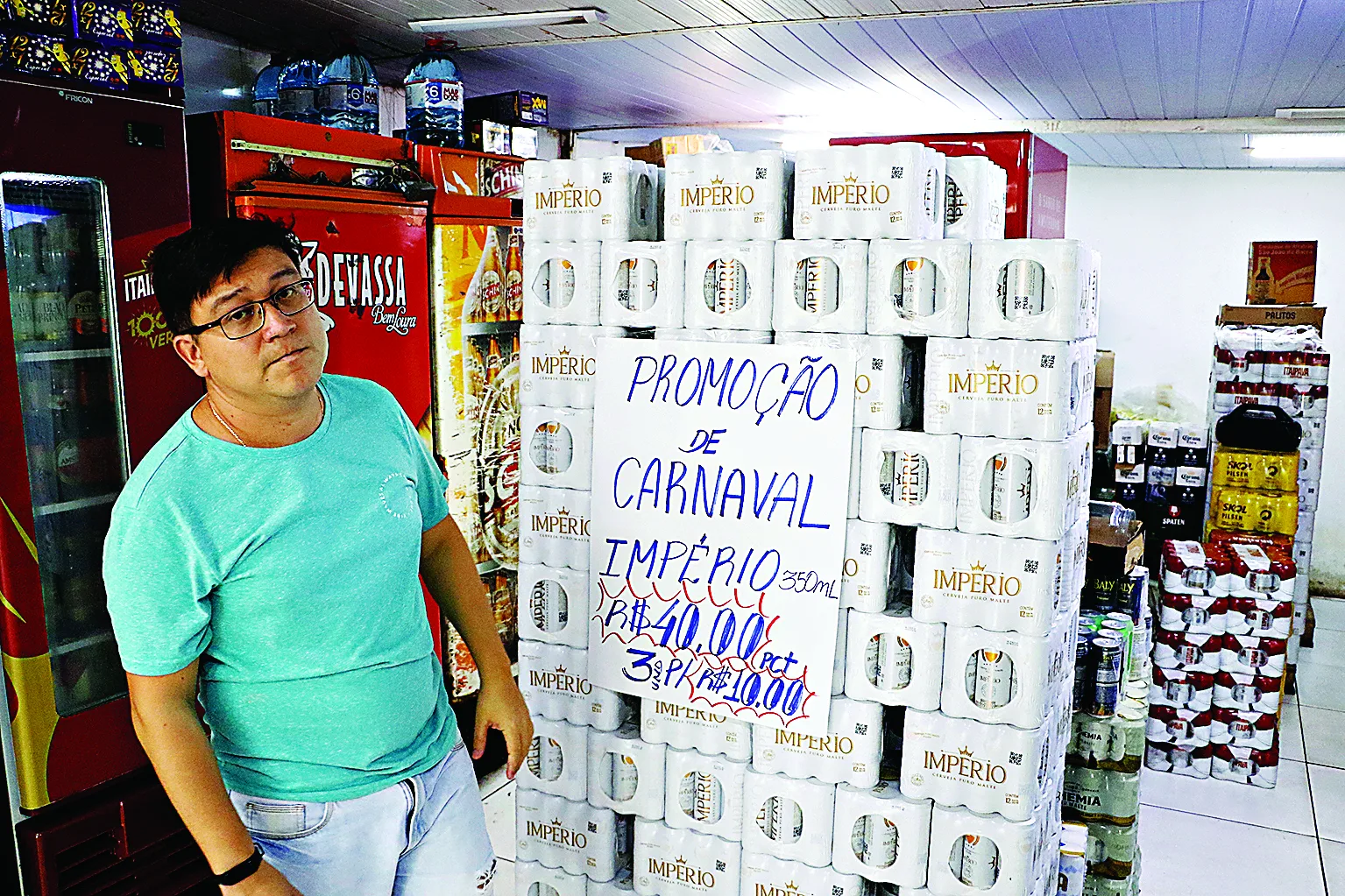 Cléo Moreira comenta que as vendas ainda estão aquecendo e que aumentam mais com os desfiles das escolas de Samba de Belém   FOTO: CELSO RODRIGUES