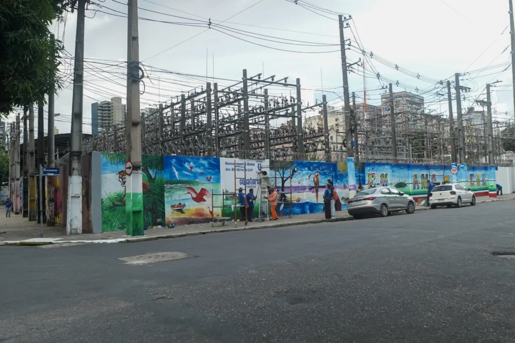 Mural de mestres ribeirinhos celebra a Amazônia no coração de Belém