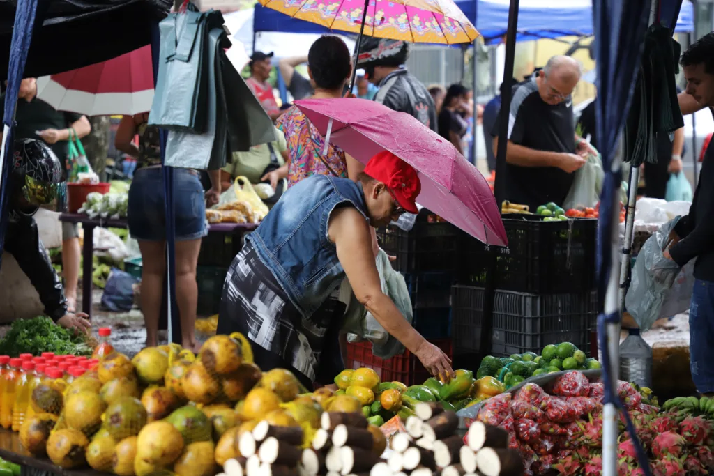 Feirantes se reúnem todas as sextas-feiras em Belém Foto: Wagner Almeida 