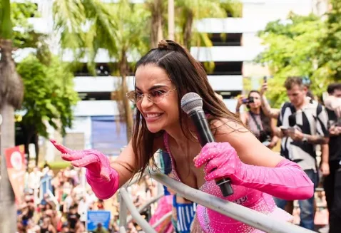 Mari Antunes, vocalista da Babado Novo