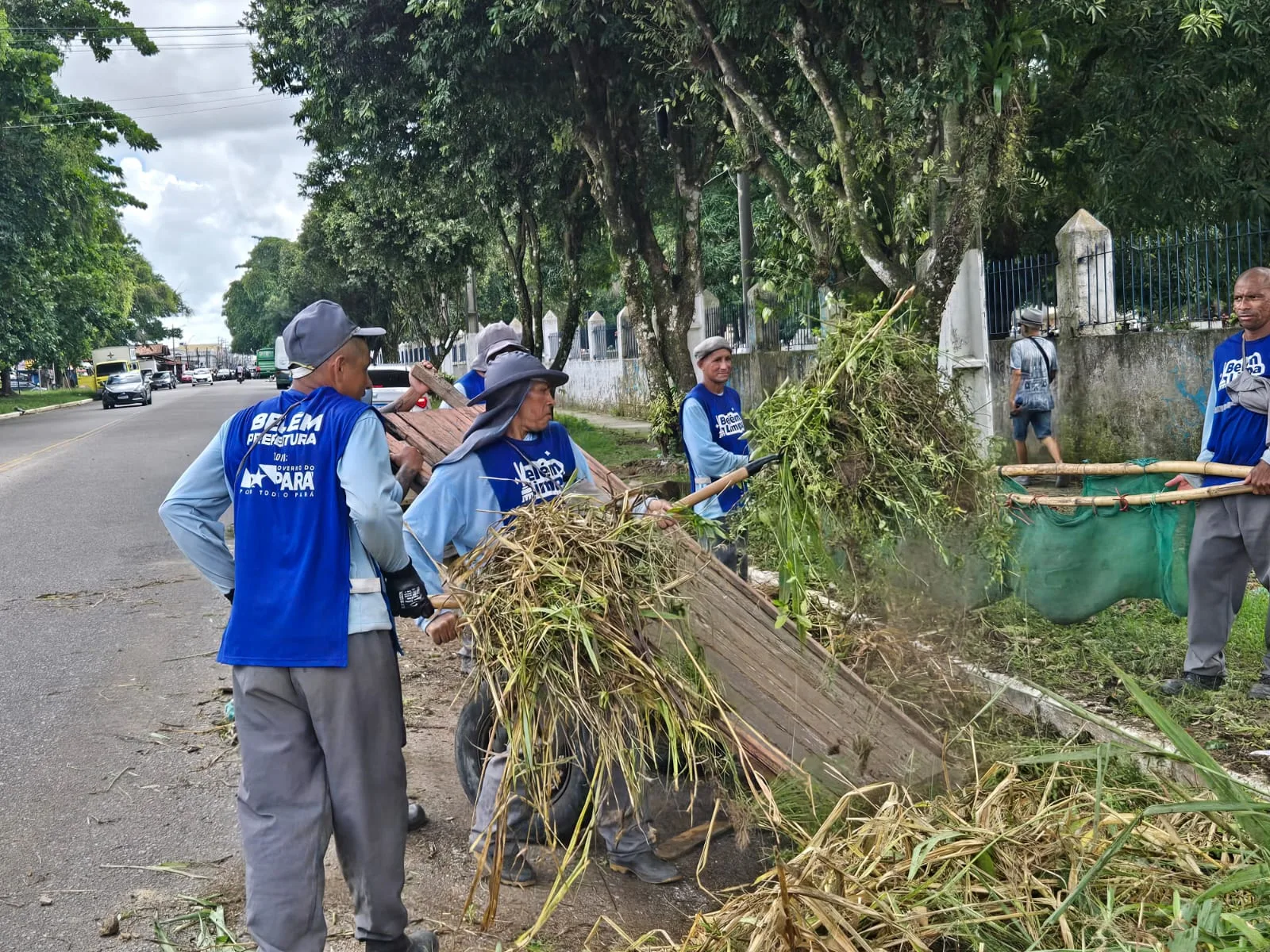 Ação de limpeza nos cemitérios Belém intensificada com apoio da Seap. Saiba mais sobre as condições e os trabalhos realizados.