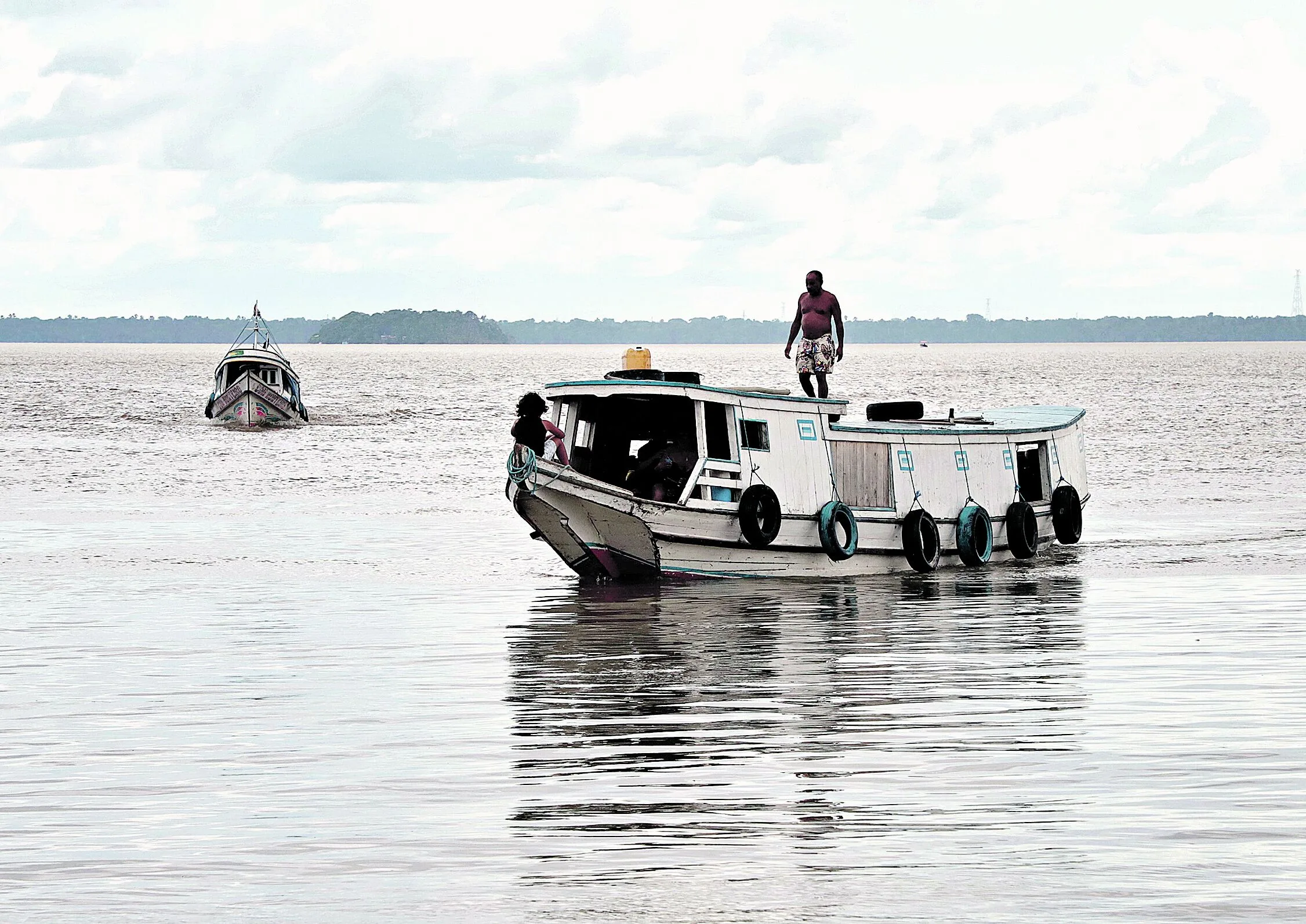 Descubra a rotina dos barqueiros que trabalham com transporte aquático. Conheça a vida e os desafios de quem vive sobre as águas.