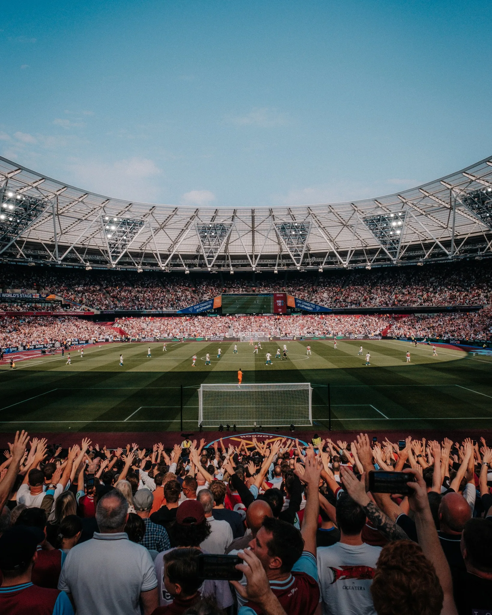 Acompanhe o confronto West Ham x Leicester pela Premier League. Jogo crucial na luta contra o rebaixamento.