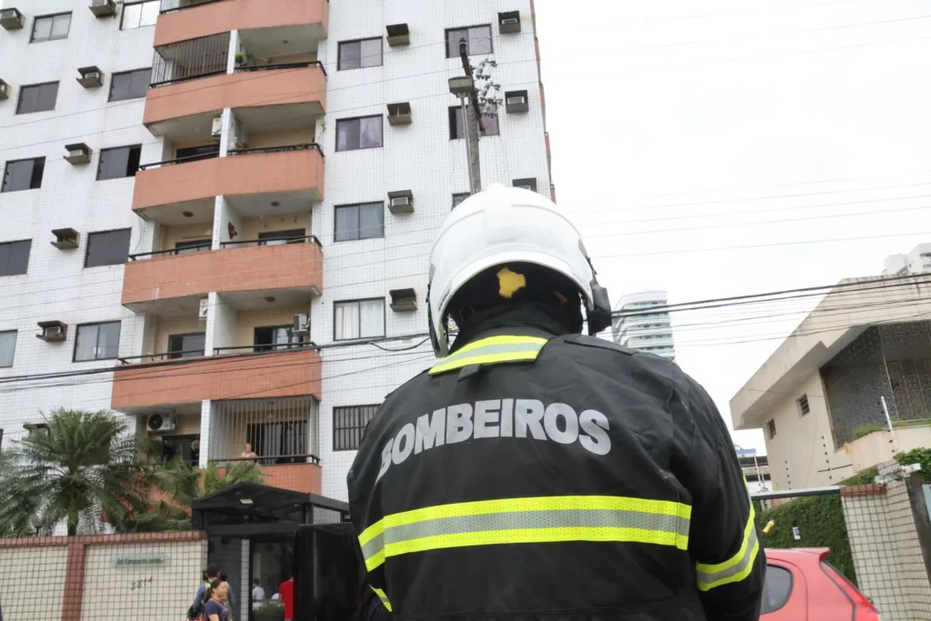 Quando os bombeiros chegaram até o local, o apartamento já estava desocupado e as chamas podiam ser vistas de longe