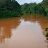 Rompimento de barragem de rejeitos de mineração no Amapá causa devastação ambiental e estado de calamidade pública.