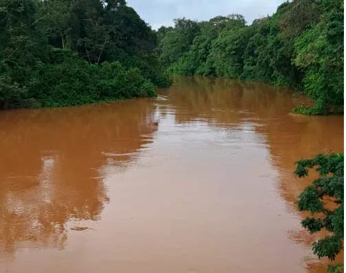 Rompimento de barragem de rejeitos de mineração no Amapá causa devastação ambiental e estado de calamidade pública.