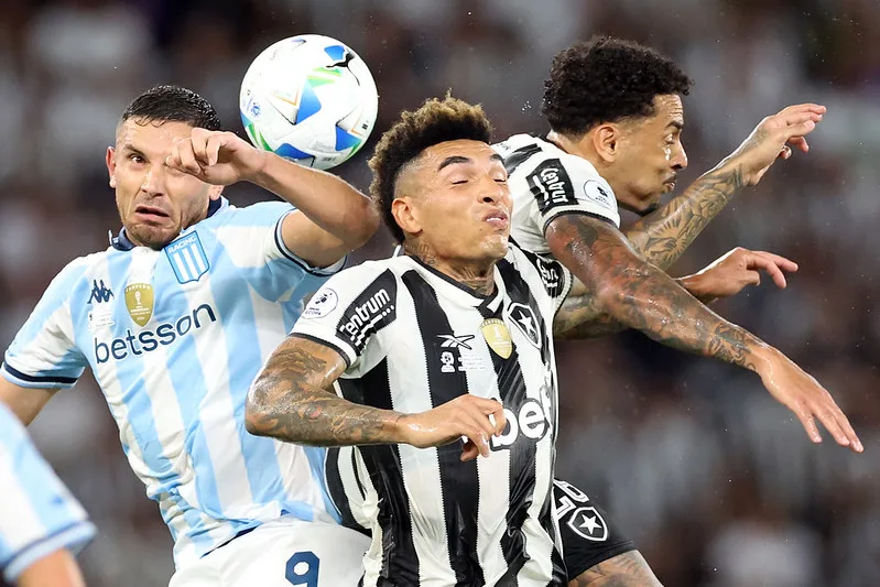 Após um ano glorioso, Botafogo caiu para o Racing na Recopa Sul-Americana. Descubra os detalhes dessa partida decepcionante.