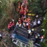 O veículo perdeu o controle em uma ponte e caiu em uma ribanceira.