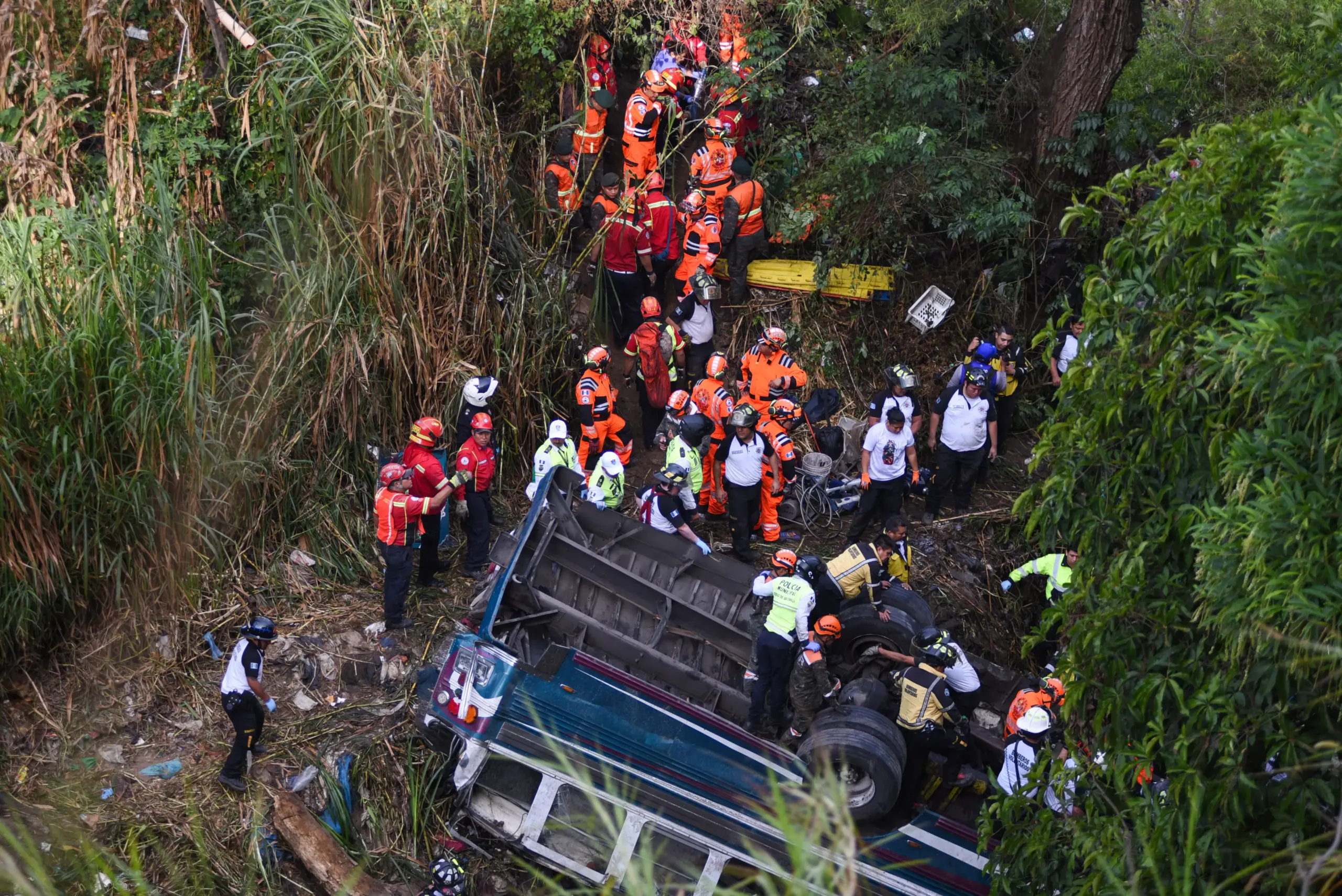 O veículo perdeu o controle em uma ponte e caiu em uma ribanceira.