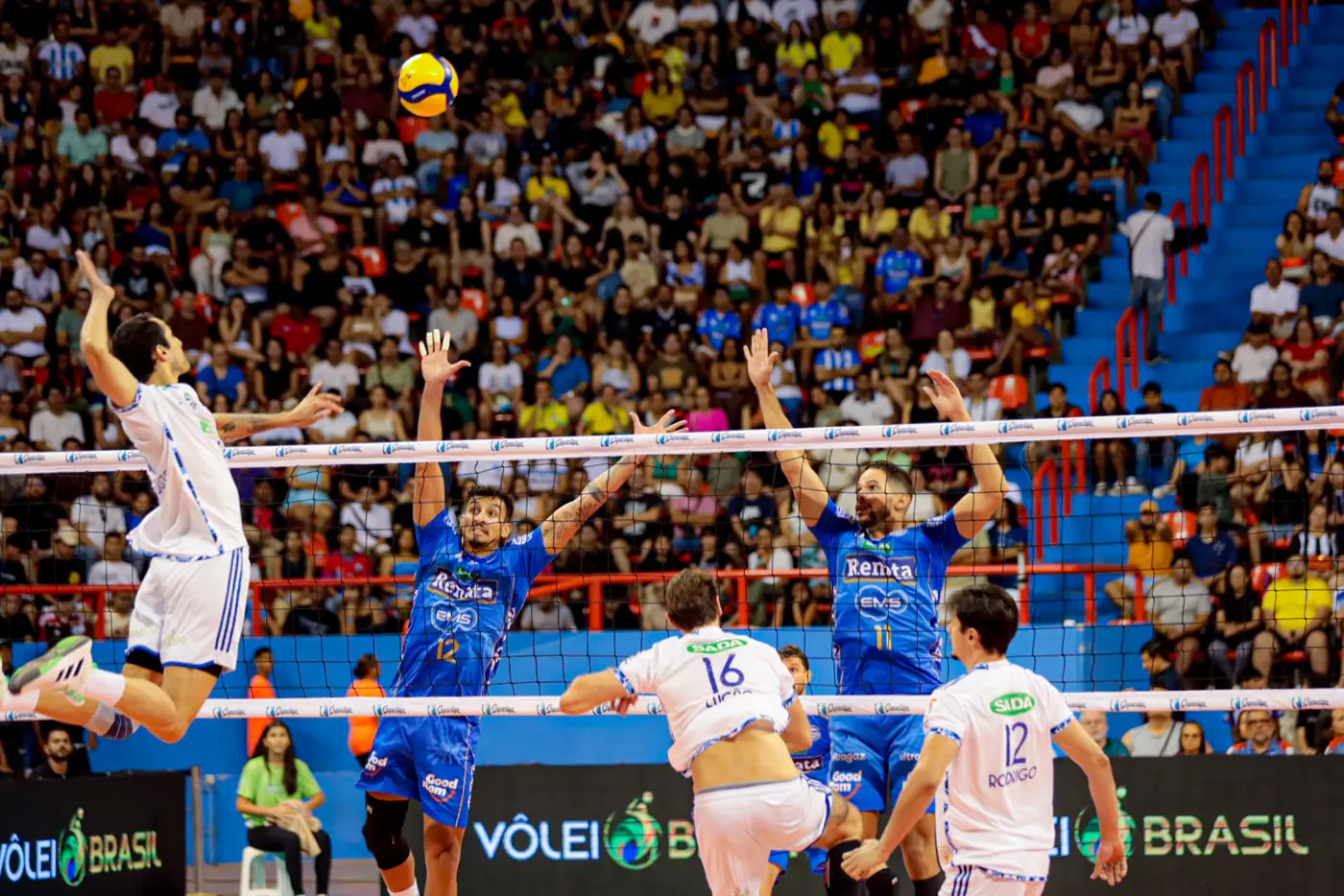 Partida entre o Vôlei Renata e Sada Cruzeiro acabou com a vitória do time do levantador Bruninho